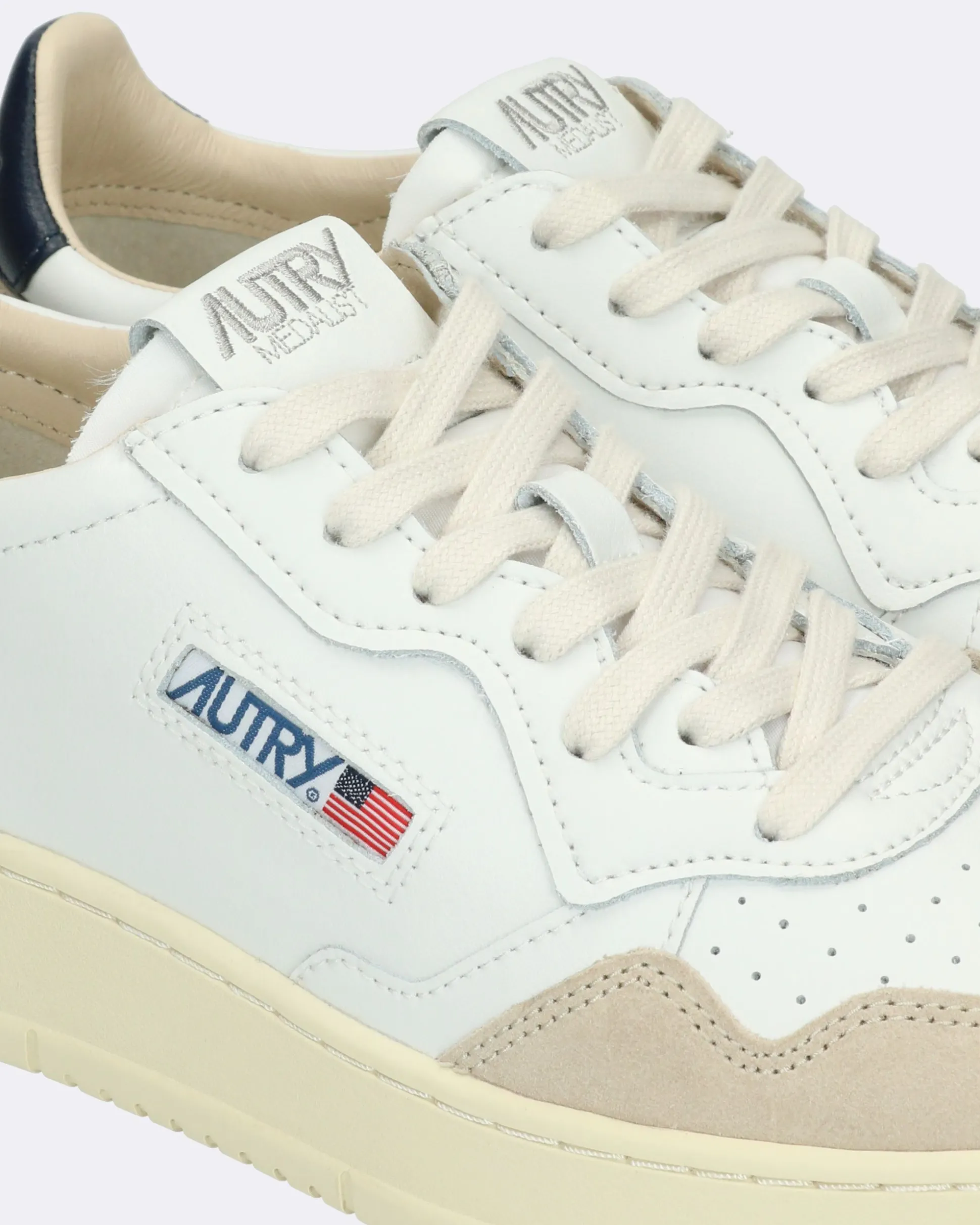 Sneakers Medalist colore bianco con linguetta blu