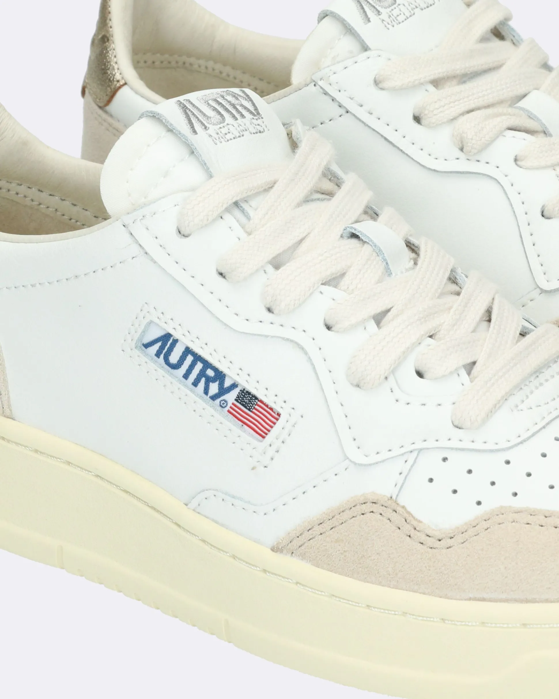 Snekers Medalist colore bianco con talloncino colore oro